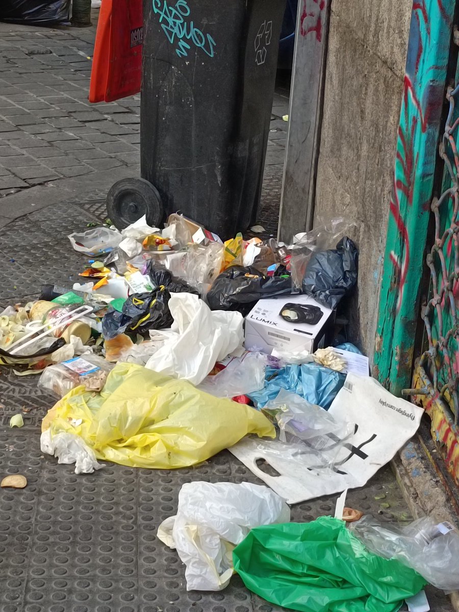 Así empezamos la semana. La gente es una gorrina.
 Calle de la Fe número 9
<a href="/reclamalavapies/">Lavapiesabandonado</a> <a href="/Lineamadrid/">Línea Madrid</a>