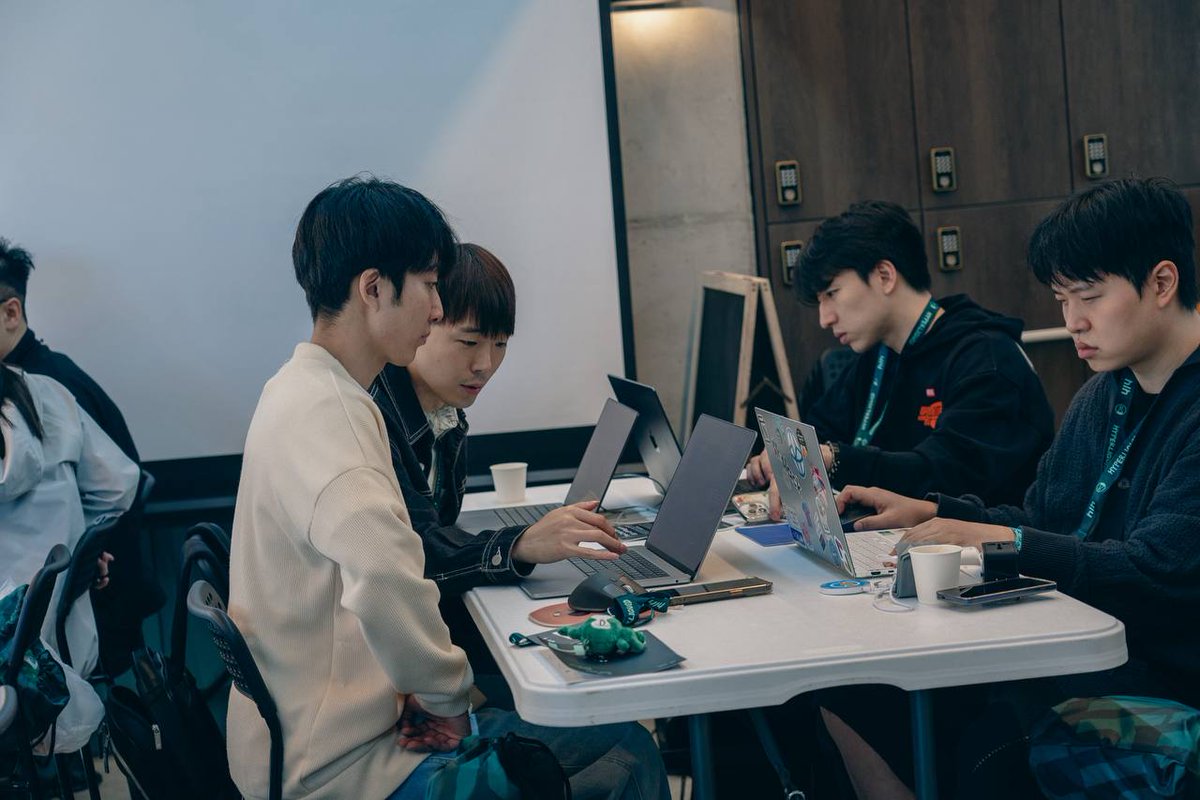 hlh_build's tweet image. HLH brought builders from all around the world to Seoul 🌐

Words are insufficient to express our gratitude, so we did our best to capture the highlights of this Hackathon.

This would not have been possible without our incredible sponsors: @redstone_defi, @0xHyperBeat,…
