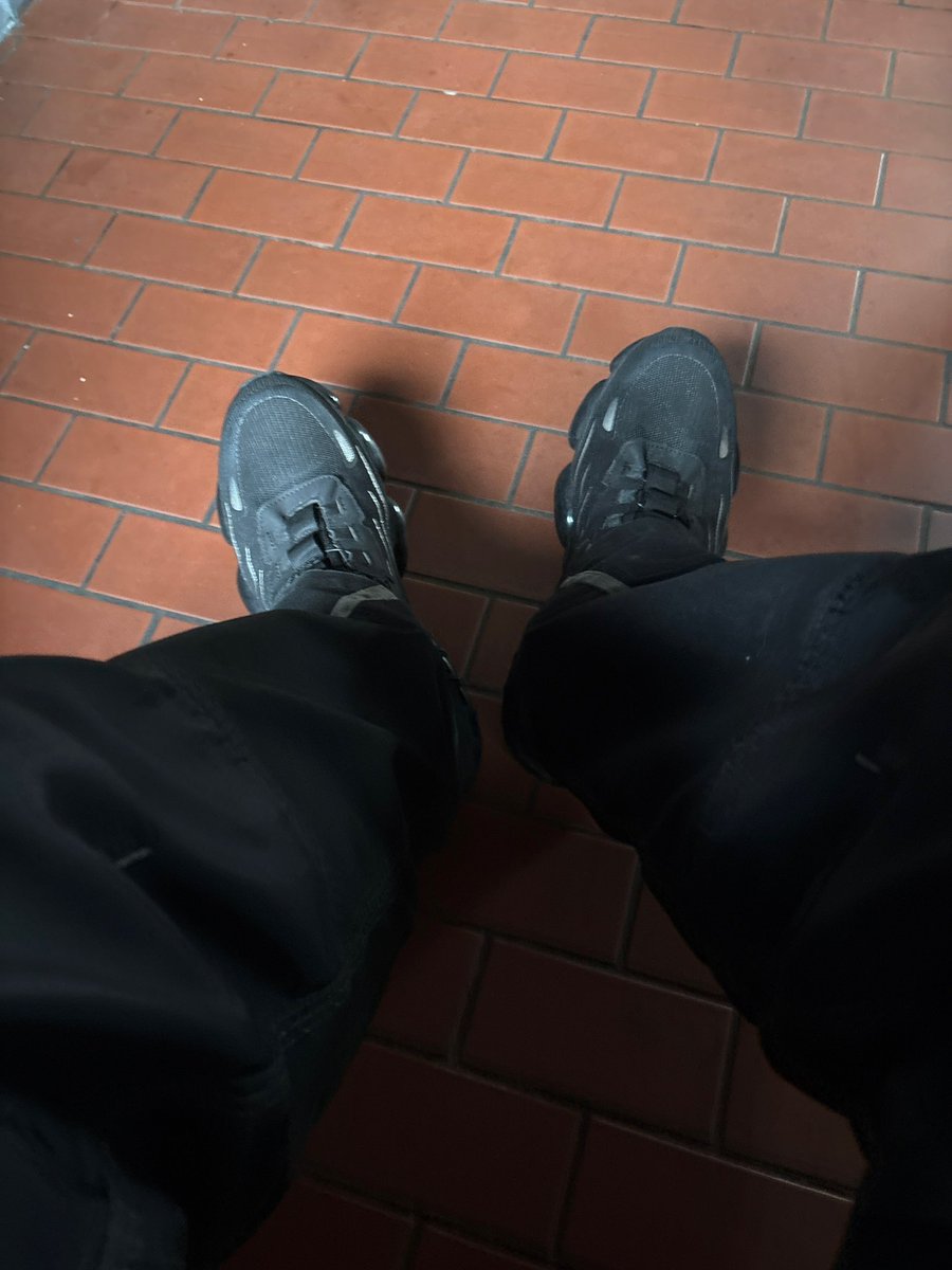 Neue Arbeitsschuhe hehe wer will die alten stinkigen haben ? 

#findomalpha #findom #cashmaster #twink #sub #master #cashslave #alphamaster #zahlsklave #feet #foot #feetworship #feetboy #nike #tn #sneaker #sneakerhead
#sneakerworship