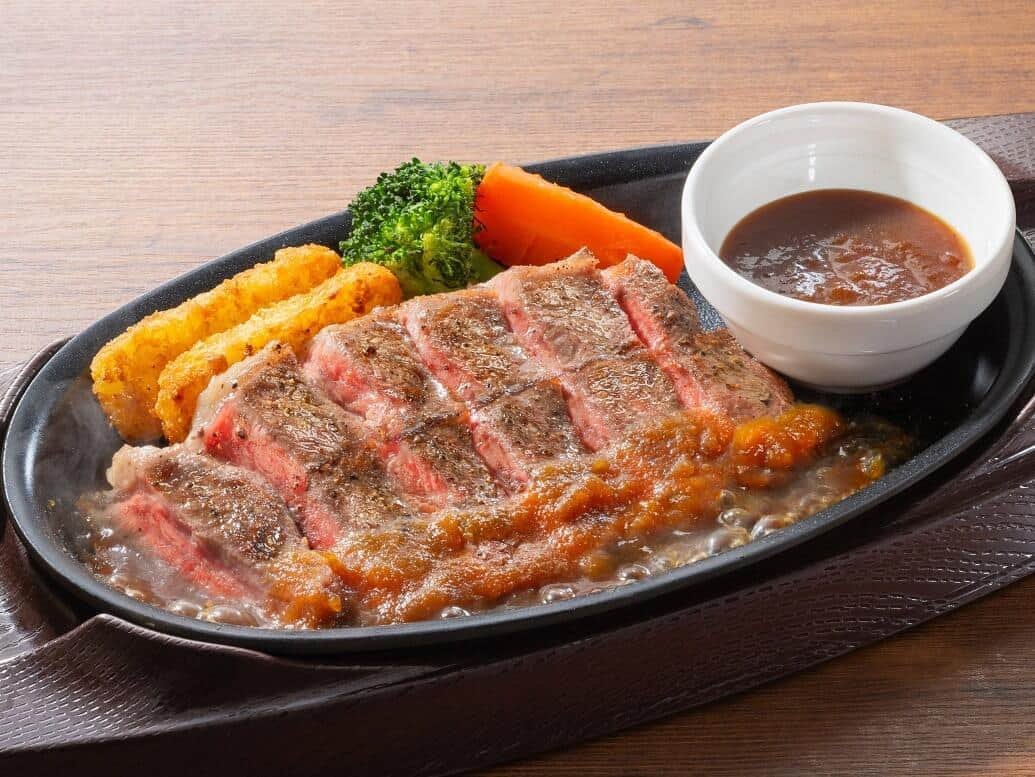 livedoornews's tweet photo. 【反響】ガストの100gステーキが「広告の写真と違う」客がX投稿
https://t.co/wIpjCHByRn

投稿の写真では、広告の半分に見えるケースもあったという。運営会社によると、広告写真は約100gだとし、重さを測っているという。なお、焼き過ぎるなどして縮む可能性があるとした。 https://t.co/hbOOcqWNzF