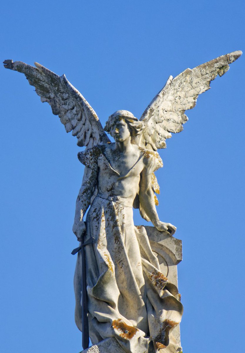 Muchas felicidades a los Migueles, Gabrieles y Rafaeles. En especial a mi padre, el señor Miguel, que pronto hará  cincuenta años que vela por mí desde el cielo. Feliz santo, papa.