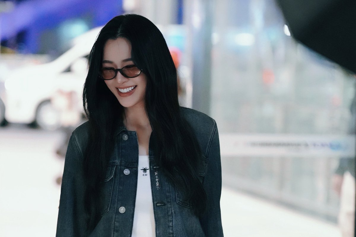 doglasses511's tweet photo. 【250927】BKK 🛫

Smile🥰

LINGORM FLY TO DIORSS26
#LingOrmDiorAirportLook
#linglingkwong #DiorSS26
#pfw 
@Dior @linglingsirilak https://t.co/j1SrjNzVZ1