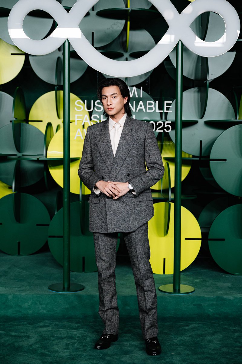 miracleeyesnews's tweet photo. “กลัฟ คณาวุฒิ” ไม่เพียงปรากฏตัวในงานแฟชั่นโชว์ของ Ferrari อย่างมีสไตล์เท่านั้น ยังเป็นนักแสดงไทยคนแรกที่ได้รับเชิญให้ร่วมงาน CNMI Sustainable Fashion Awards 2025 รวมถึงร่วมเดิน Green Carpet 

#ลืมตามาเล่า #CNMISustainableFashionAwards
#GulfKanawut #กลัฟคณาวุฒิ https://t.co/5iTx9CnRrK