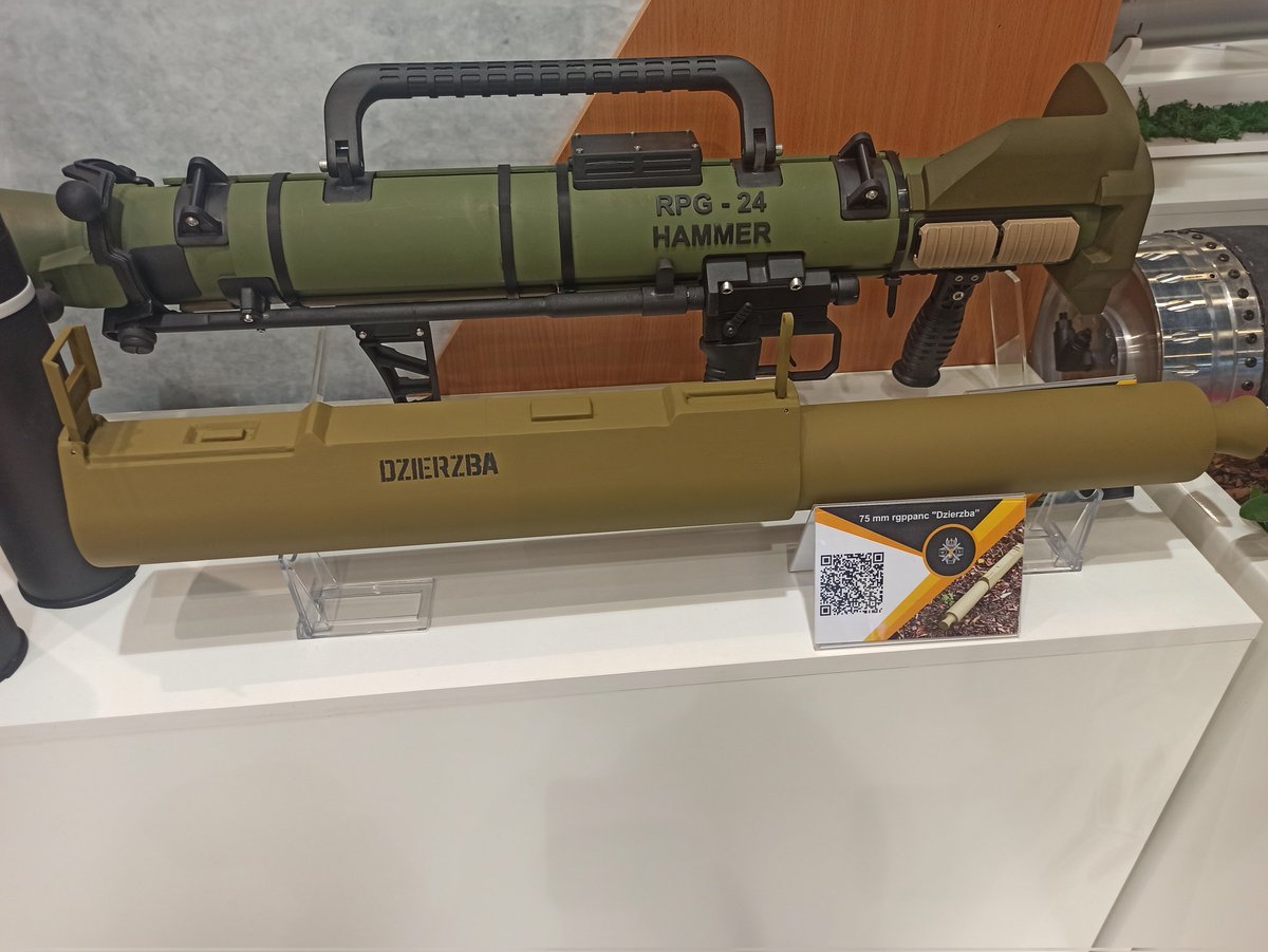 Krystian_Pogr's tweet image. Nowa, bo zaprezentowana na #MSPO2023 lekka jednorazowa wyrzutnia o roboczej nazwie „Dzierzba” 🇵🇱 opracowana przez WITU, to kompaktowe rozwiązanie kalibru 75 mm zaprojektowane tak, by dawać efektywność zbliżoną do większego modelu Hammer 🇵🇱. System waży około 3,2 kg i zapewnia…