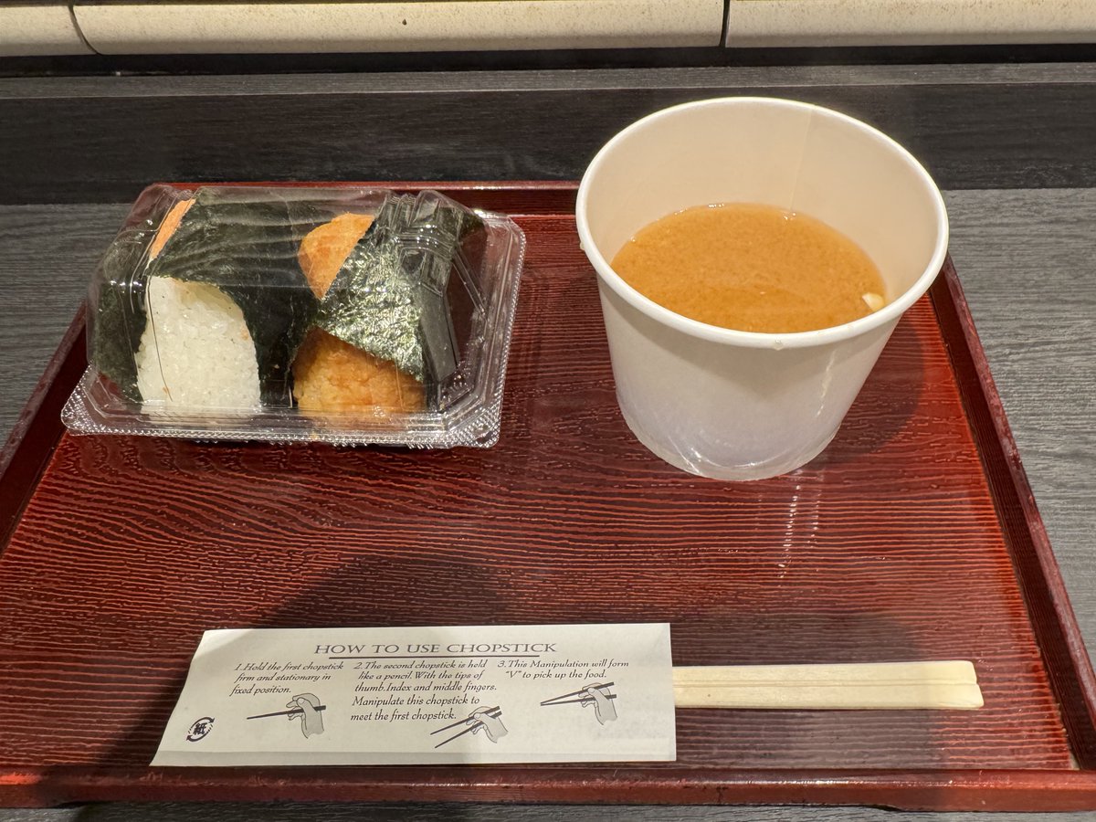 誕生日だしと、朝昼兼用で立ち食い寿司を食べたかったけど普通に人が多かったので諦めて隣の立ち食いおにぎりセット🍙