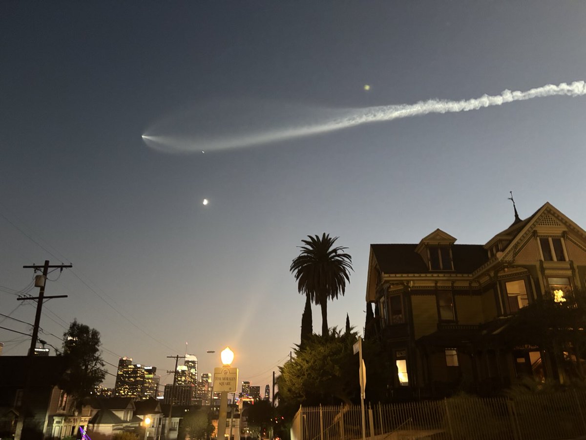 writerkathymcd's tweet image. Past and present. View of ⁦this night’s ⁦@SpaceX⁩ Falcon 9 launch over DTLA. #spacex #starlink #angelinoheights #losangeles
