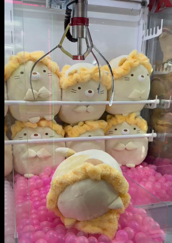 OrleansVT's tweet image. it wasn't this toy, but maaan i had a giant Chiikawa go ALL the way up and then fall THREE times otw to the hole yesterday what the helllll