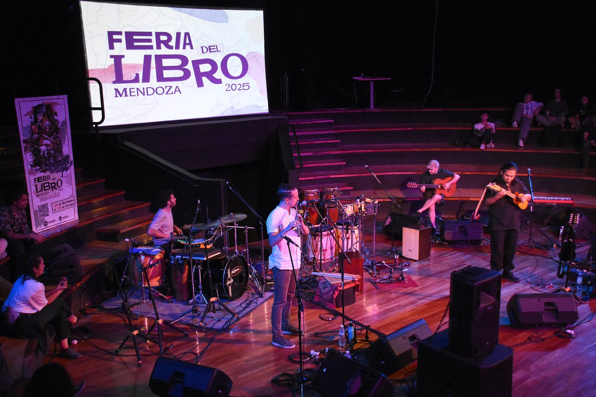 Zequech y Duratierra compartieron una noche especial para la música en la cuarta noche de la Feria del Libro 2025 en Mendoza.🎶
🤳 No te pierdas toda la programación hasta el 5 de octubre linktr.ee/FeriaDelLibroM…
#CulturaMendoza