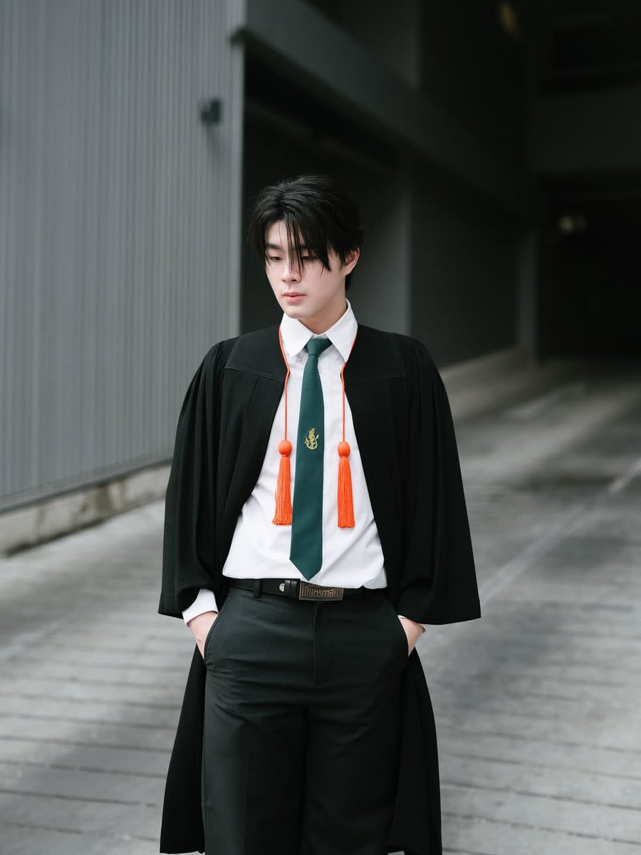 kusexyboy's tweet photo. “ตกหลุมรักพี่บัณฑิต” 💚🧑🏻‍🎓🎉 #Congratulations 
- คิน ธนชัย 
IG : @kinn_ts 
#เศรษฐศาสตร์ #EEBA #บัณฑิต #KU81 #KUSEXYBOY #KinThanachai #บัณฑิตหล่อบอกต่อด้วย
🎓 ซ้อมใหญ่ Wed, 1 Oct | รับจริง Thu, 9 Oct https://t.co/b1wStmqm2O