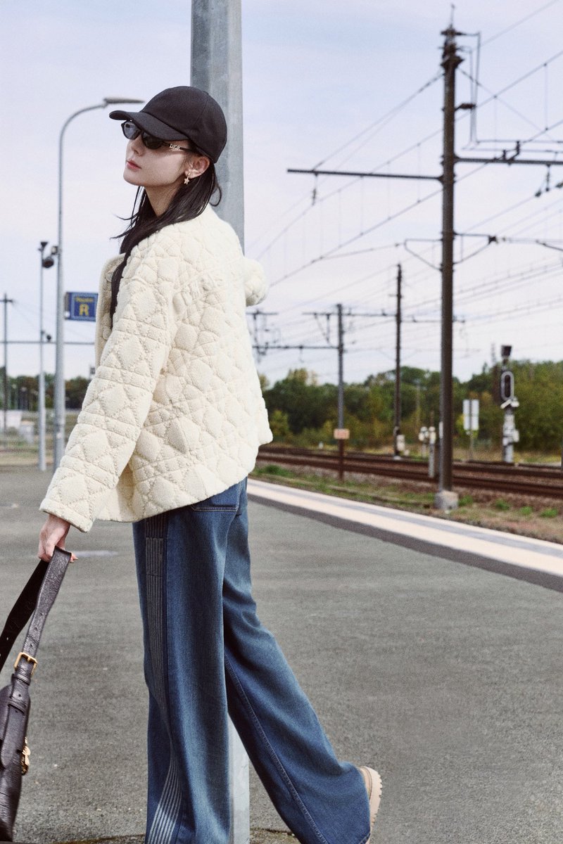 #Dilraba  #DiorSS26 #ParisFashionWeek <a href="/Dior/">Dior</a>

Let's take a look at Dilraba shining in Paris