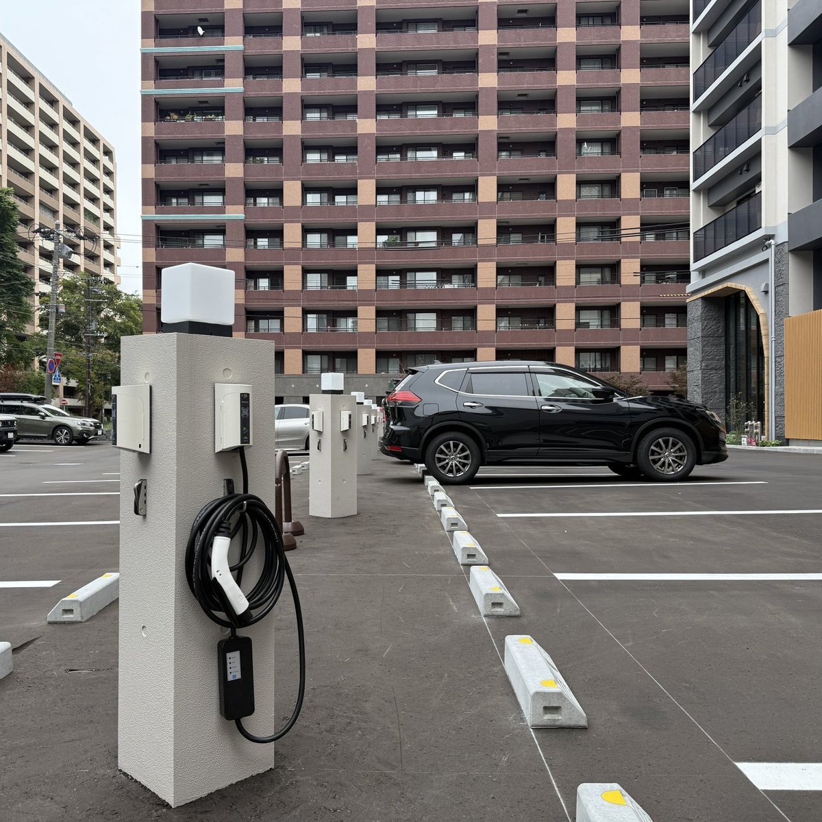 WeChargeCom's tweet photo. 札幌、東京、横浜、千葉、名古屋、神戸、福岡、那覇🗾
全国各地の新築マンションでWeCharge採用いただいています 

マンションデベロッパーが選ぶ信頼性と実績 
あなたの街の新築マンションにもEV充電設備は入っていますか？
#WeCharge https://t.co/qpmXf8GNdg