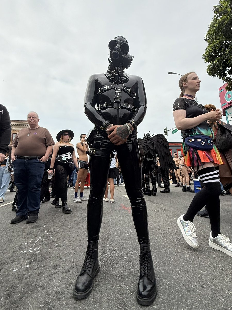 FOLSOM 2025

#folsomstreetfair2025
#latex 
#gasmask