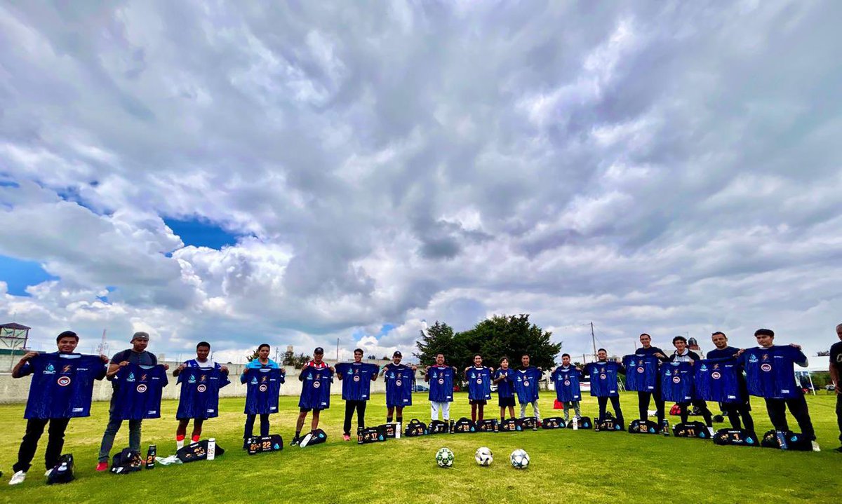 MirnaJimenez_'s tweet photo. 🏆⚽ En la Liga Regional INDET, #SEBNCTM estrena sus nuevos y bonitos uniformes y derrota al #DEPORTIVOFEDERACIÓN
En un ambiente Familiar, presente la leyenda Don Alejandro Soto Téllez, apoyando a sus nietos #Charpe y #Pochas. https://t.co/76TLKz0s8x