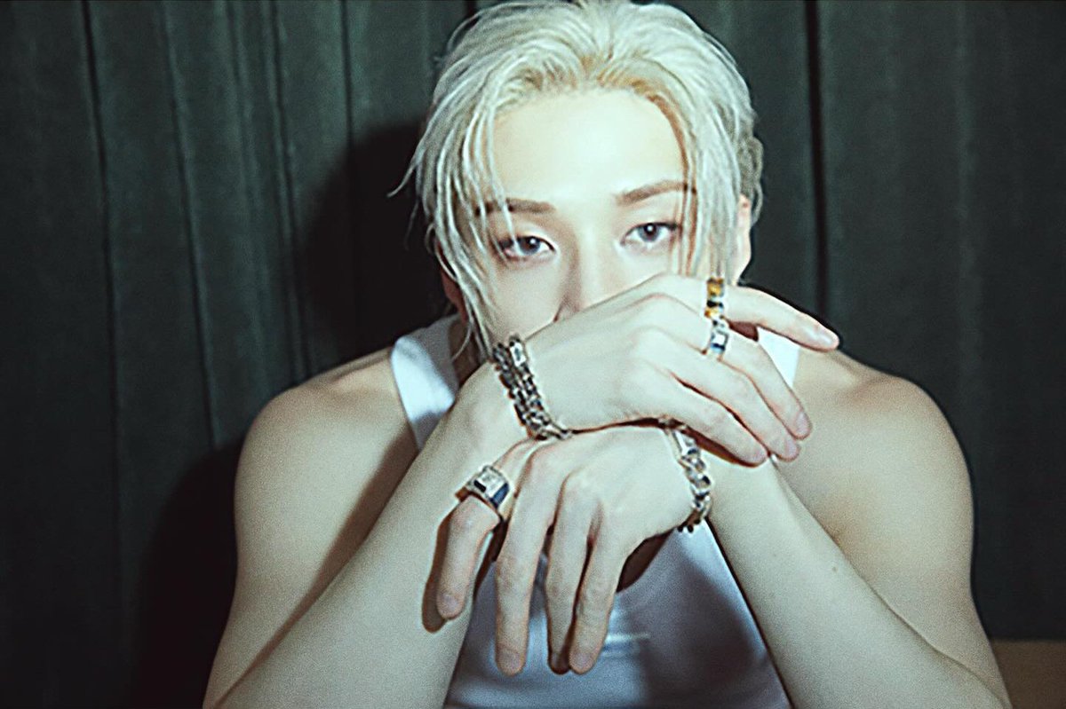 ChanStargazing's tweet photo. 하퍼스 바자 코리아 인스타 #방찬

펜디의 디너 이벤트를 앞둔 스트레이 키즈 방찬.
카메라 앞에 선 그는 SS26 프리 컬렉션의 데님 셋업과 볼드한 펜디 925 실버 주얼리로 세련된 강렬함을 완성했는데요. 아이코닉한 루이백에 펜딜리셔스(FENDIlicious) 참과 베스트 프렌즈 포에버(BFF) 참이 더해져 룩에 새로운 레이어와 매력을 더했습니다. 방찬이 풀어낸 펜디의 모던 럭셔리를 이미지를 통해 확인해보세요. ✨

#BANGCHANxFENDISS26
#BANGCHANxMFW25
#FENDISS26 @Fendi