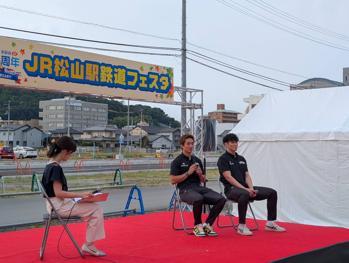 orangevikings's tweet photo. ＼JR松山駅新駅舎開業1周年イベント／

JR松山駅鉄道フェスタにて
奥田雄伍選手と武内理貴選手が
サイン会＆トークショーを行いました!!🗣️
バルトも遊びにいきました～🤍🧡
お越しいただきました皆さま
ありがとうございました❗️✨
＃JR松山駅 @jrs_matsuyama 
＃愛媛オレンジバイキングス
#vikes
#奥田雄伍 @Yugo_0218 
#武内理貴 @riki_t0317