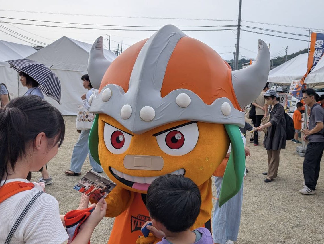 orangevikings's tweet photo. ＼JR松山駅新駅舎開業1周年イベント／

JR松山駅鉄道フェスタにて
奥田雄伍選手と武内理貴選手が
サイン会＆トークショーを行いました!!🗣️
バルトも遊びにいきました～🤍🧡
お越しいただきました皆さま
ありがとうございました❗️✨
＃JR松山駅 @jrs_matsuyama 
＃愛媛オレンジバイキングス
#vikes
#奥田雄伍 @Yugo_0218 
#武内理貴 @riki_t0317