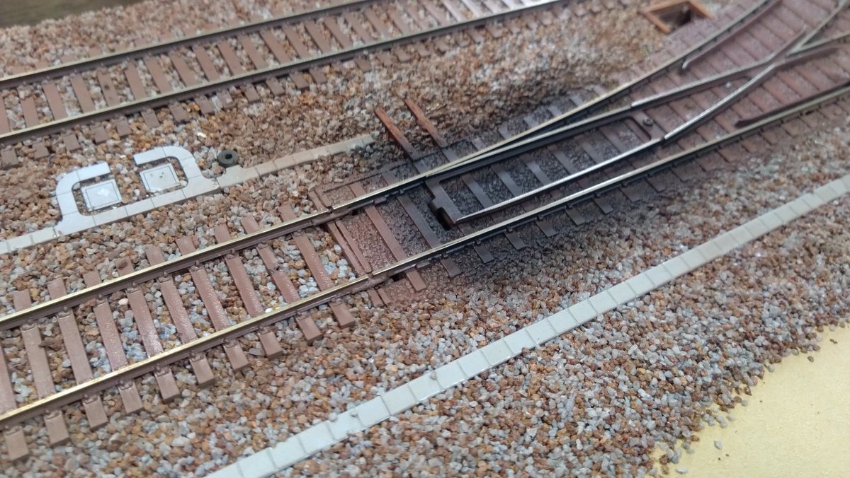 chi_tetsumoCH's tweet image. エコーモデルの電気転てつ機を取り付け🙆
#組立式レイアウト #鉄道模型 #Nゲージ #HOゲージ #ジオラマ