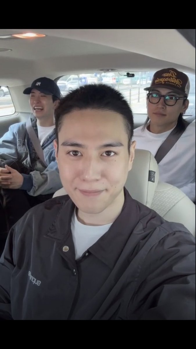 praew2003's tweet photo. ดุริยางค์ทหารบกคิมยูคยอม หล่อแบบไม่อะไรกับใคร ความน่ารัก สดใส จิตใจดีของยูคยอมเชื่อว่าทุกคนจะตกหลุมรักแน่นอน ดูแลตัวเองดีๆแล้วกลับมาเจอกันนะครับ🥹💚🌼✨

Always Think About Gyeom
#InterlunarTimeWithYugyeom
#인터루나타임과_유겸
#YUGYEOM 
@yugyeom https://t.co/wShFkWwjpF