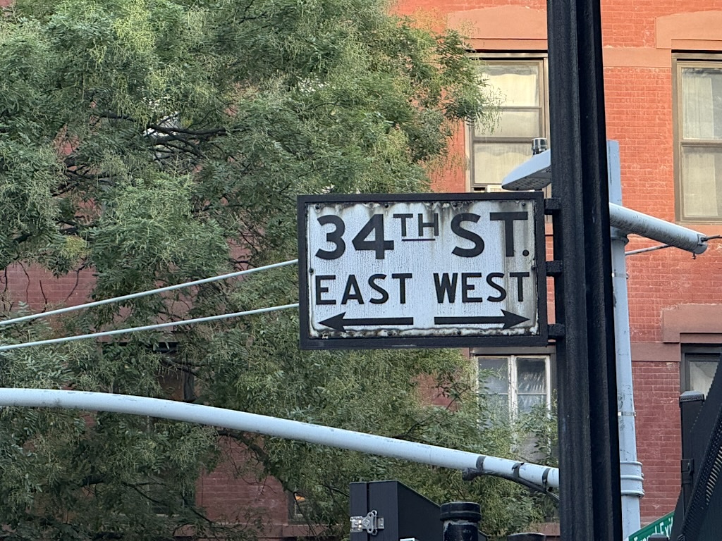 The oldest street sign in New York City might be this one in Murray Hill ephemeralnewyork.wordpress.com/2025/09/28/the…