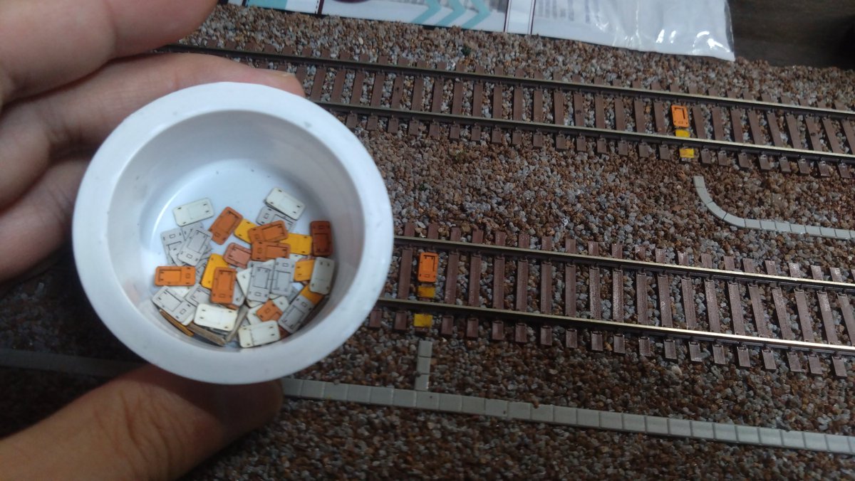 chi_tetsumoCH's tweet image. ペーパー製のATSと切欠防護PC枕木用のカバーを取り付けました🫡#組立式レイアウト #鉄道模型 #Nゲージ #HOゲージ #ジオラマ