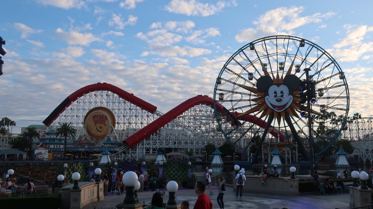 himamu523's tweet photo. カリフォルニアのディズニーに行ってきた。奥さんの念願でもあったんだけど、自分も一緒にパークのドキュメンタリーや色んな作品を履修してから臨んだのでより高い解像度で楽しんでこれました。2パーク、ハロウィンイベントを全力で巡り、体力的にも気持ち的にもすっかり燃え尽きました🫠 https://t.co/Jb4LyHM8dI