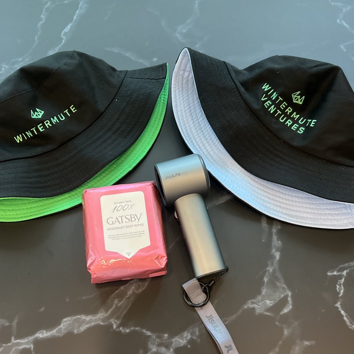 chasingrclouds's tweet photo. things you need to survive singapore’s weather:

- jisulife fan or neck fan (from electronic shops in malls)
- cooling wet wipes (from watsons/guardian/donki)
- @wintermute_t or @wmt_ventures bucket hat https://t.co/Pwpw0r4ICJ