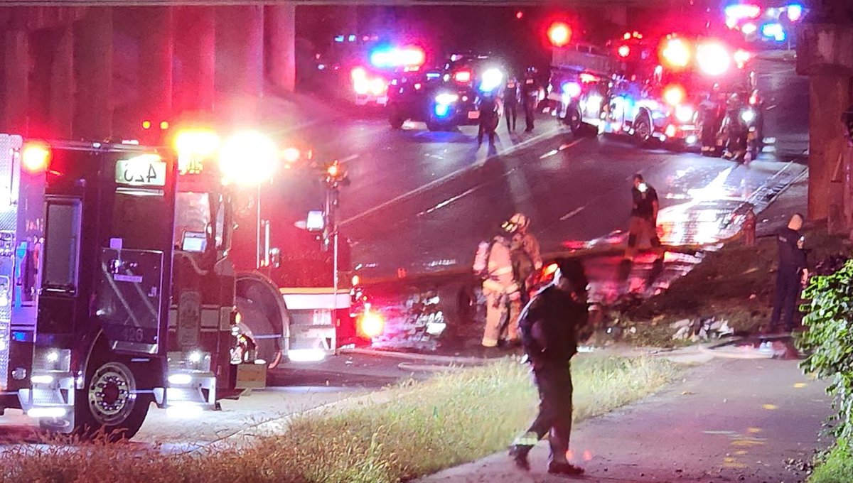 TheDMVLive's tweet photo. FIERY ROLLOVER CRASH LEAVES SEVERAL HURT, POSSIBLY INVOLVES STREET RACERS: Outerloop of I-495 at South Van Dorn Street in Franconia— a car flipped over on the Beltway and landed down on S Van Dorn Street, instantly catching fire. 

Two people in the car were reportedly ejected, with at least one sustaining critical injuries. In total, seven people were transported to the hospital by EMS.

Virginia State Police had received reports of several cars racing on I-495 in the same area right before the crash occurred. Fairfax County Police’s Fairfax-1 🚁 assisted from above. 

Extended closures on both the I-495 on-ramp and South Van Dorn Street, including near Alexandria.

📸: @NoPursuitToday