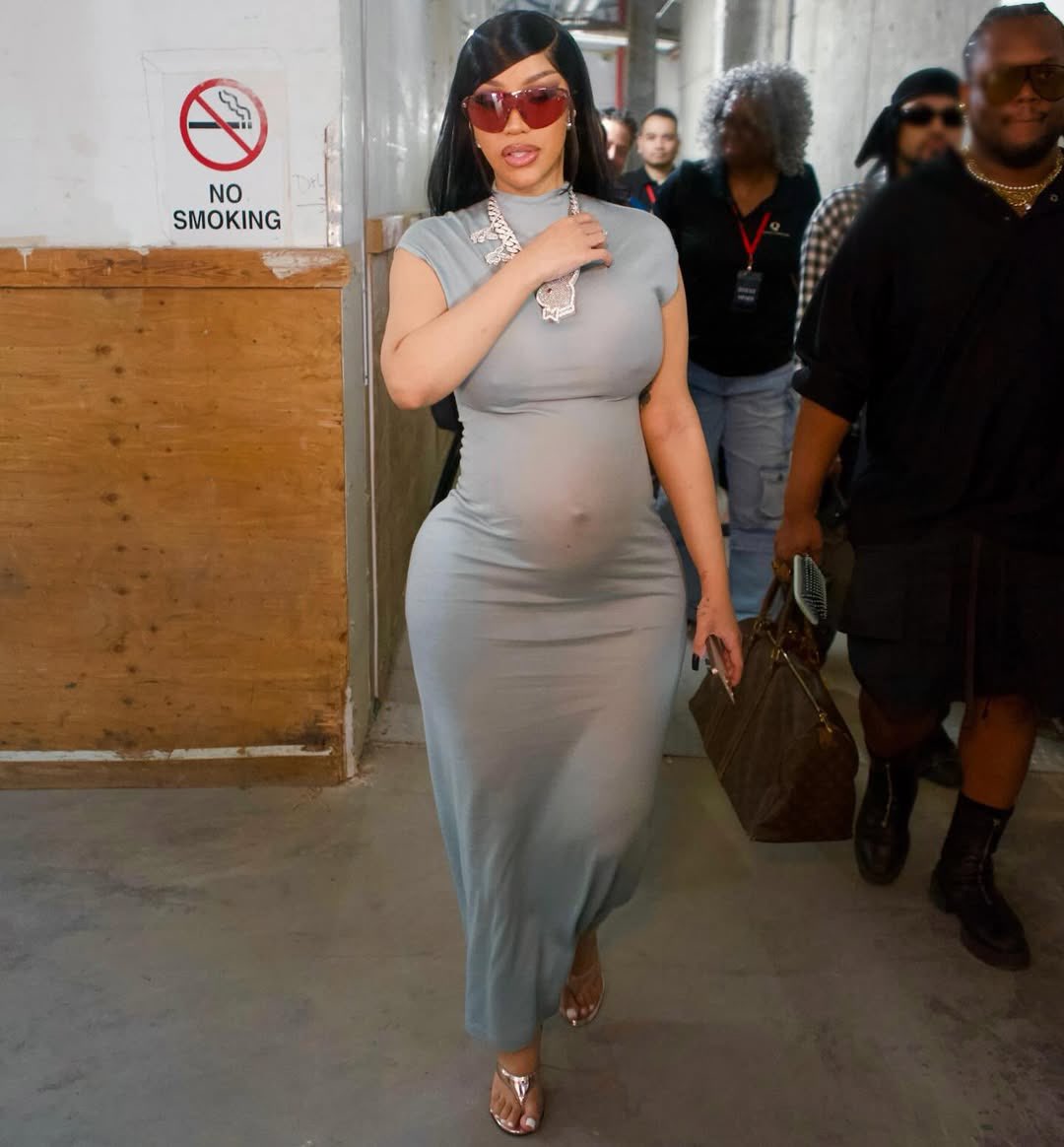 CCardib2's tweet image. How you this fine while pregnant?😭😍 #CardiB