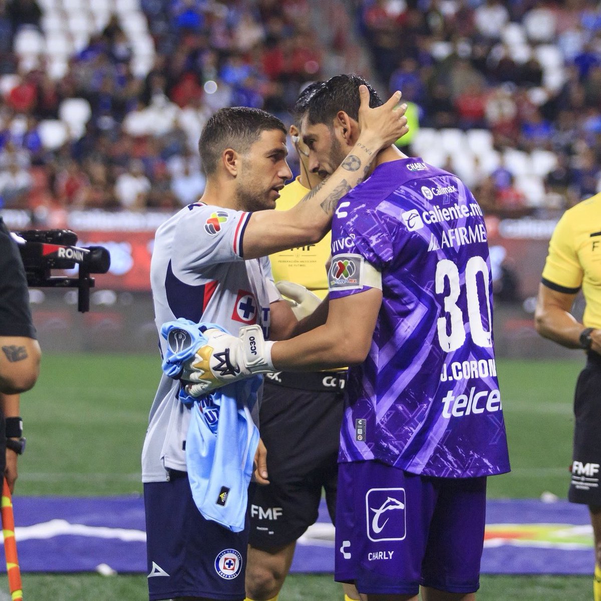 Historia_Azul's tweet photo. ¡El Respeto de Capitán a Leyenda! 🤝🔵

Una imagen que dice más que mil palabras: Ignacio Rivero, el actual capitán de la Máquina, se despide de Jesús Corona, un ícono y multicampeón celeste. 

Un momento de honor y reconocimiento entre dos grandes líderes. https://t.co/E0VapxVn0H