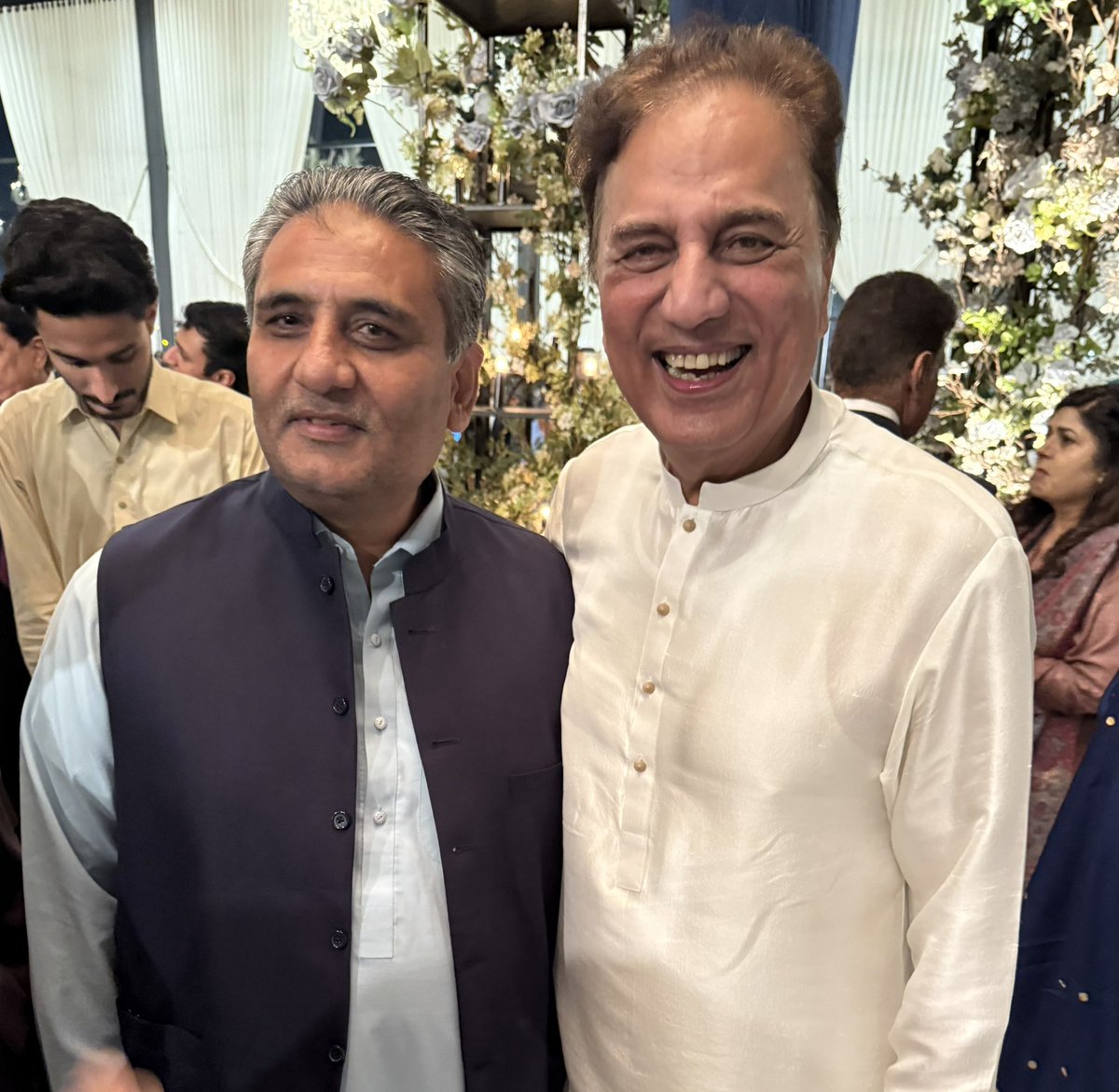 ChMuhammadAkma3's tweet image. Valima Reception - Son of Jawaid Akbar Riaz, DG NAB Karachi. Meet-up after long time with legendary Lawyer Naeem Bukhari.