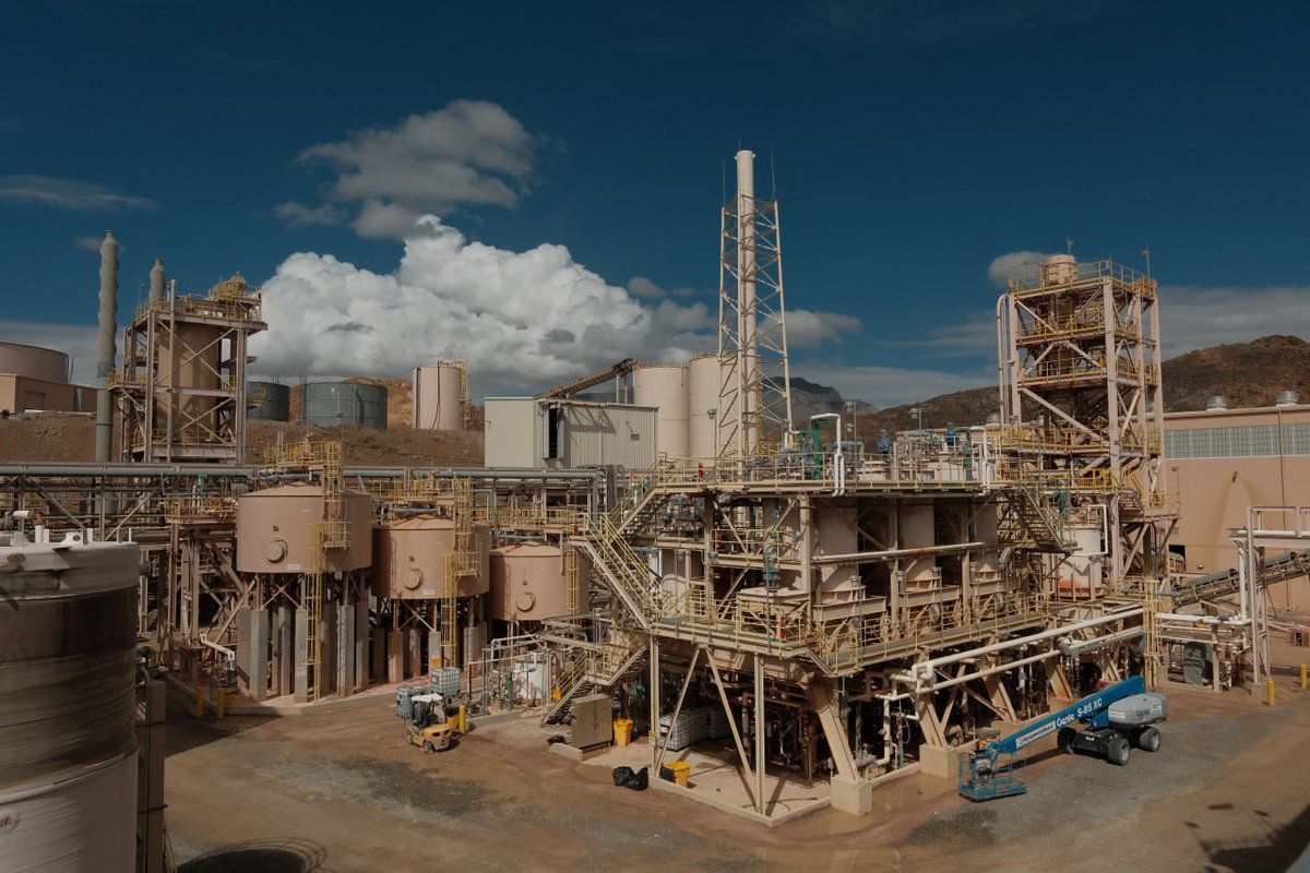 Газрын ховор элементийн олборлолт гэж ийм юм байдаг аж
Гаргасан бүтээгдэхүүнээ гараараа самардаад ч хорддоггүй юм байна шүү. Манайд болохоор сургаар нь 2 толгойтой хурга 8 хөлтэй ишиг гараад байдаг