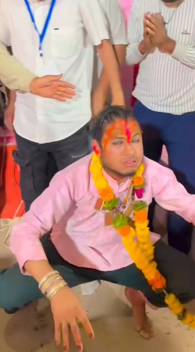 बागेश्वर बाबा के कंपटीशन में एक नया बाबा मार्केट में लॉन्च हुआ हैं, ये खुद को हनुमान जी का अवतार मान रहा हैं , 

मुंह फूला कर उछल कूद करता हैं, लोग इसको भी भगवान मानने लगे हैं!

साधु संतों को आजतक हनुमान जी नहीं दिखे , लेकिन ऐसे पाखंडियों के ऊपर हनुमान जी आ रहे हैं!

वीडियो 👇