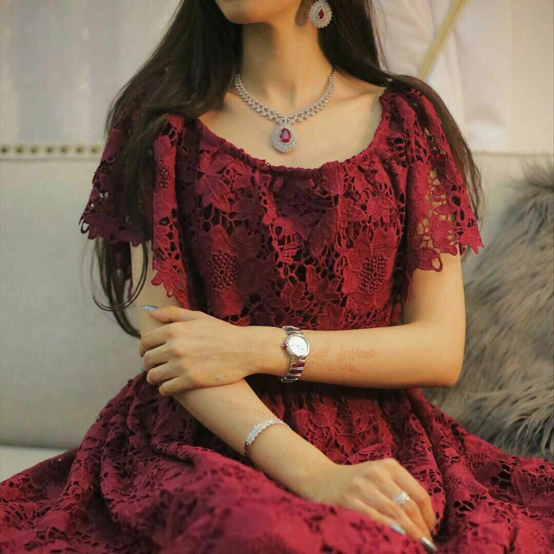 معسوله المبسم و لـسانها عذوب
                      حتى السّوالف لا قالتها تجمّلها 
لا سلهمت بعينها قلبي يذوب 
                       سبحان ربي وشلون مكملها 
نحيفة خصر وطولها مهيوب 
                     وابتسامه جميلة تزيد بحسنها