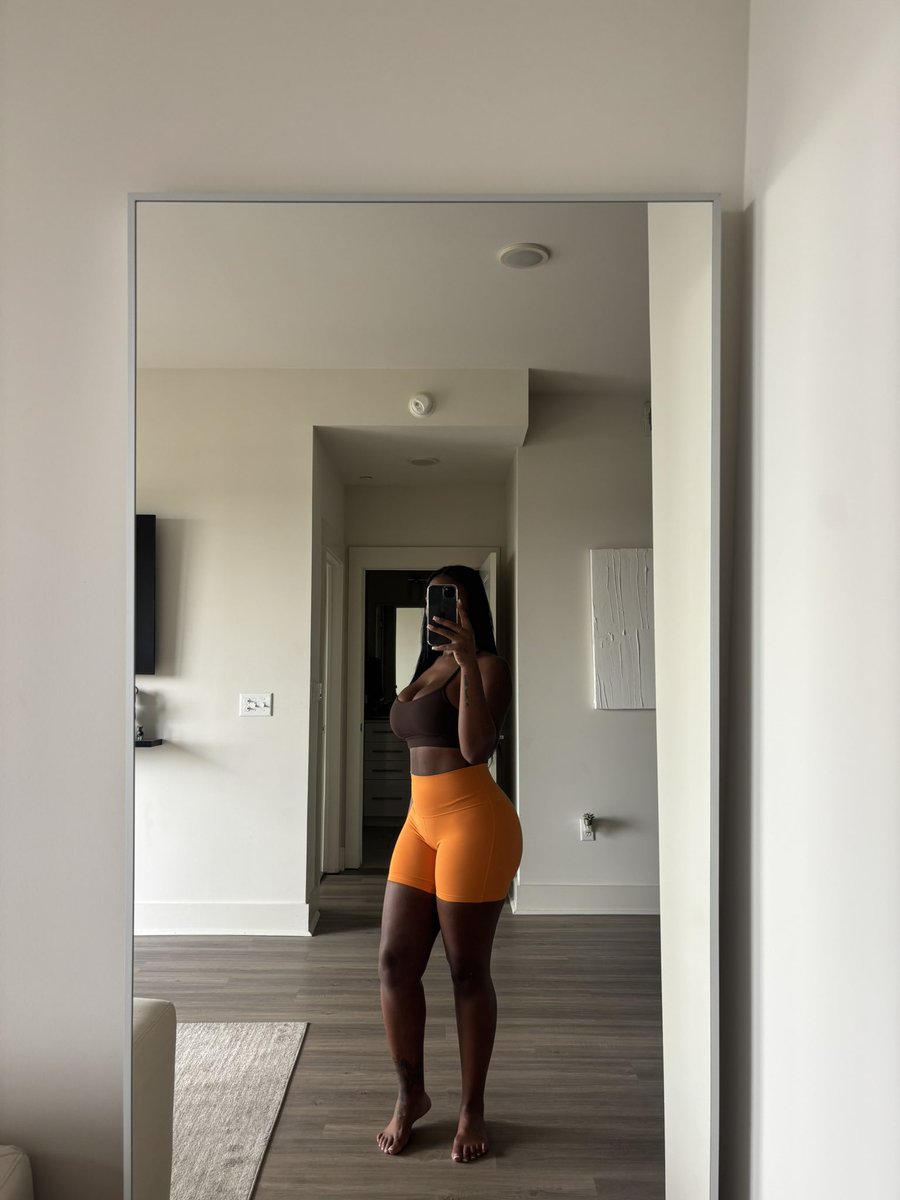 troisade's tweet photo. This color combo is really givin on me 🍂 🎃 https://t.co/evo1o4UesD