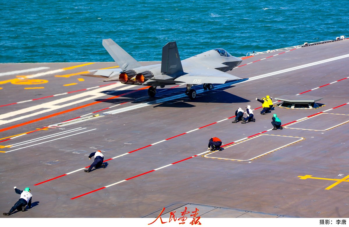 人民画报摄影师拍摄歼-35弹射起飞