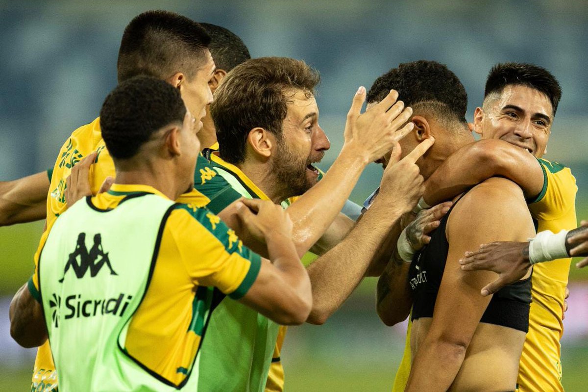 Pedro Lima (@pedrohlima7) on Twitter photo Análise: <a href="/CuiabaEC/">Cuiabá Esporte Clube</a> mostra força, vence 3ª seguida em casa e mantém vivo sonho do acesso
Com a estrela de Juan Christian e a invencibilidade de Eduardo Barros, Dourado prova poder de reação e se consolida como candidato ao G-4 na reta final da competição
ge.globo.com/mt/futebol/tim… Análise: <a href="/CuiabaEC/">Cuiabá Esporte Clube</a> mostra força, vence 3ª seguida em casa e mantém vivo sonho do acesso
Com a estrela de Juan Christian e a invencibilidade de Eduardo Barros, Dourado prova poder de reação e se consolida como candidato ao G-4 na reta final da competição
ge.globo.com/mt/futebol/tim…