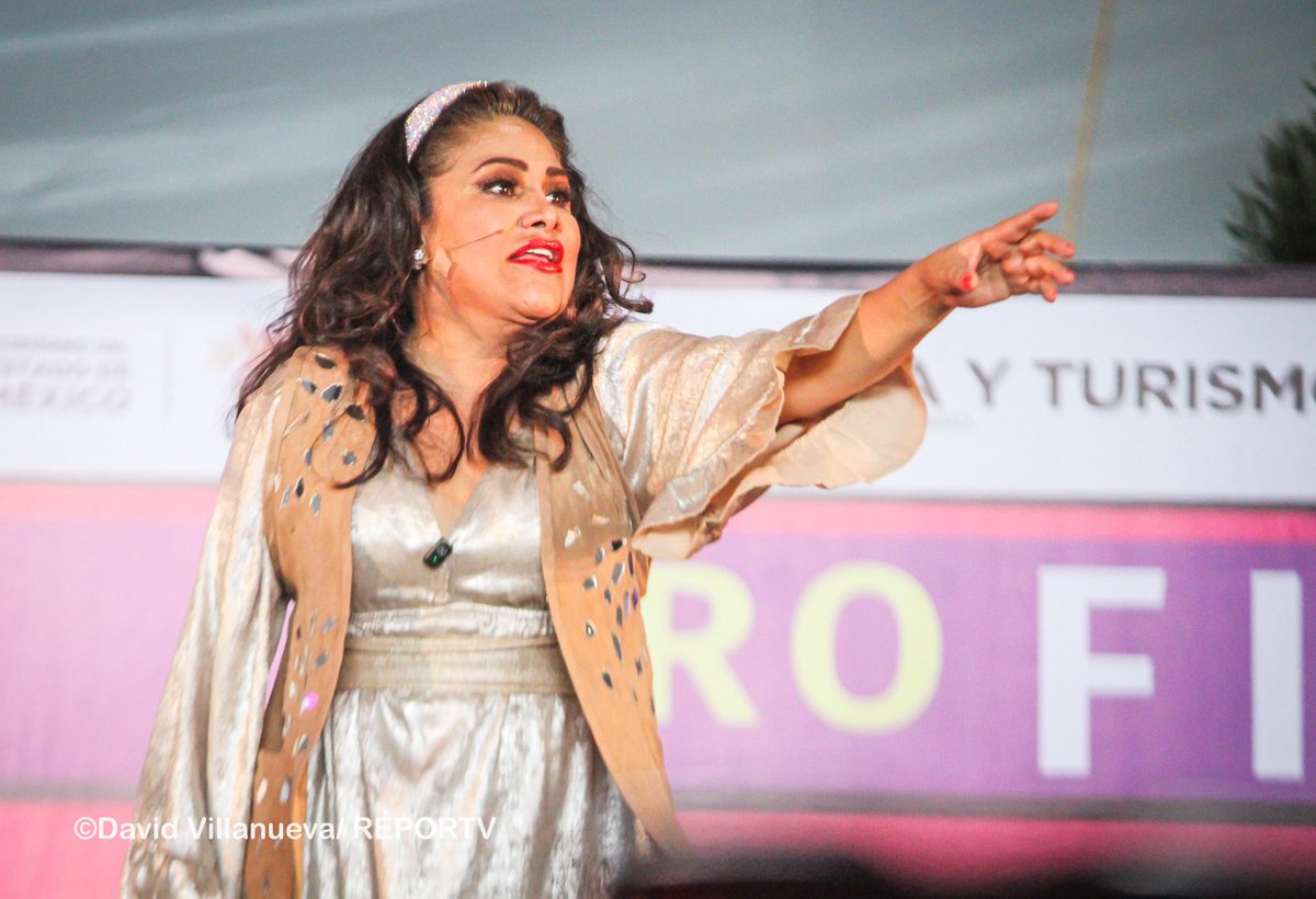 ReporTVMX's tweet image. #Cultura 🎭 #Edoméx 🔵 | En la #FILEM2025, la actriz @VanessaBauche presentó “La insignificancia de llamarse Juana”, una obra que conmovió por su carga emocional y crítica social.
📰 tinyurl.com/33z4fc6h
📸David Villanueva