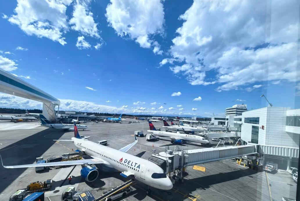 Jose42992205's tweet photo. Bring the bustle and lights of New York to meet the rain and coffee aroma of Seattle. ✈️☕🌧️ https://t.co/WBZf6o6QVJ