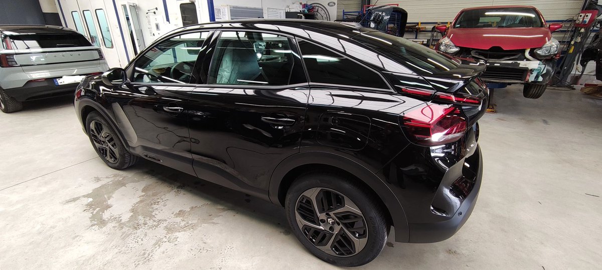 Structural repairs on this Citroën C4. The work includes replacing the top rails, floor, and rear apron.
The vehicle is mounted on their Celette Sevenne frame machine to ensure perfect realignment, and they’re using the Cameleon universal jigset to restore it to factory standards