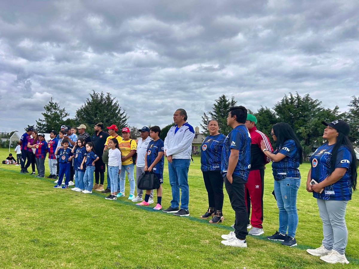 comunicatedigit's tweet photo. #Deportes ⚽️⚽️⚽️
Este domingo en la Liga Regional de Futbol del #INDET, el equipo “SEBN CTM” estrenó uniformes👕🩳🧦 y venció al “Club Deportivo Federación” en un ambiente familiar donde se contó con la grata presencia de Don Alejandro Soto Téllez quien fue un excelente portero de “LA CUMBRE” (Hoy “LA MORENA”). 
Don Alejandro acudió a ver jugar a sus dos nietos “El  Charpe”  y “El Pochas” integrantes del  “Club Deportivo La Federación” y acompañado del Lider de la CTM Puebla @leobardosoto @Karla_LariosG @le_qcho @GobiernoCholula