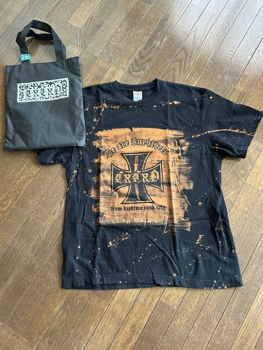 昨日は違うハコだったのに💦
DJ鬼ちゃん👹の後輩のパイセン❗️
が届けてくれて🙇‍♂️
HIRO君ありがとう😊
カッコいいんですけどぉ〜🤩👍
C×C×Dプリントの手提げ👜迄付いてて👏👏…首と袖はCUT OFF✂️しようかな🤔
<a href="/CxCxD_kashima/">CxCxD_official</a> 
<a href="/GHOST_DEATH/">HIRO(CxCxD)</a>