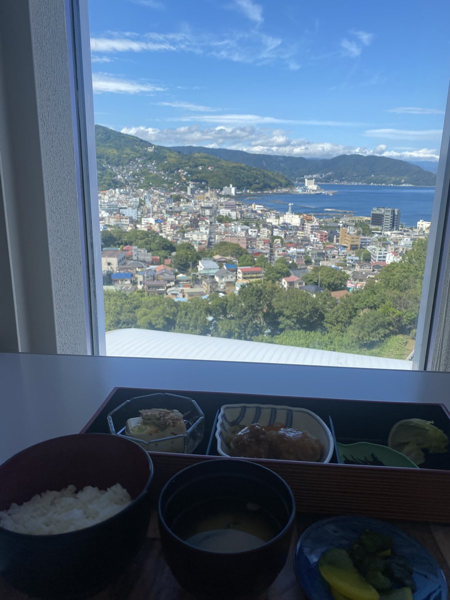 午前中の定例会見終わってお昼は市役所8階の食堂へ。イジワルな質問もいろいろされましたしお腹が空きましたー。
