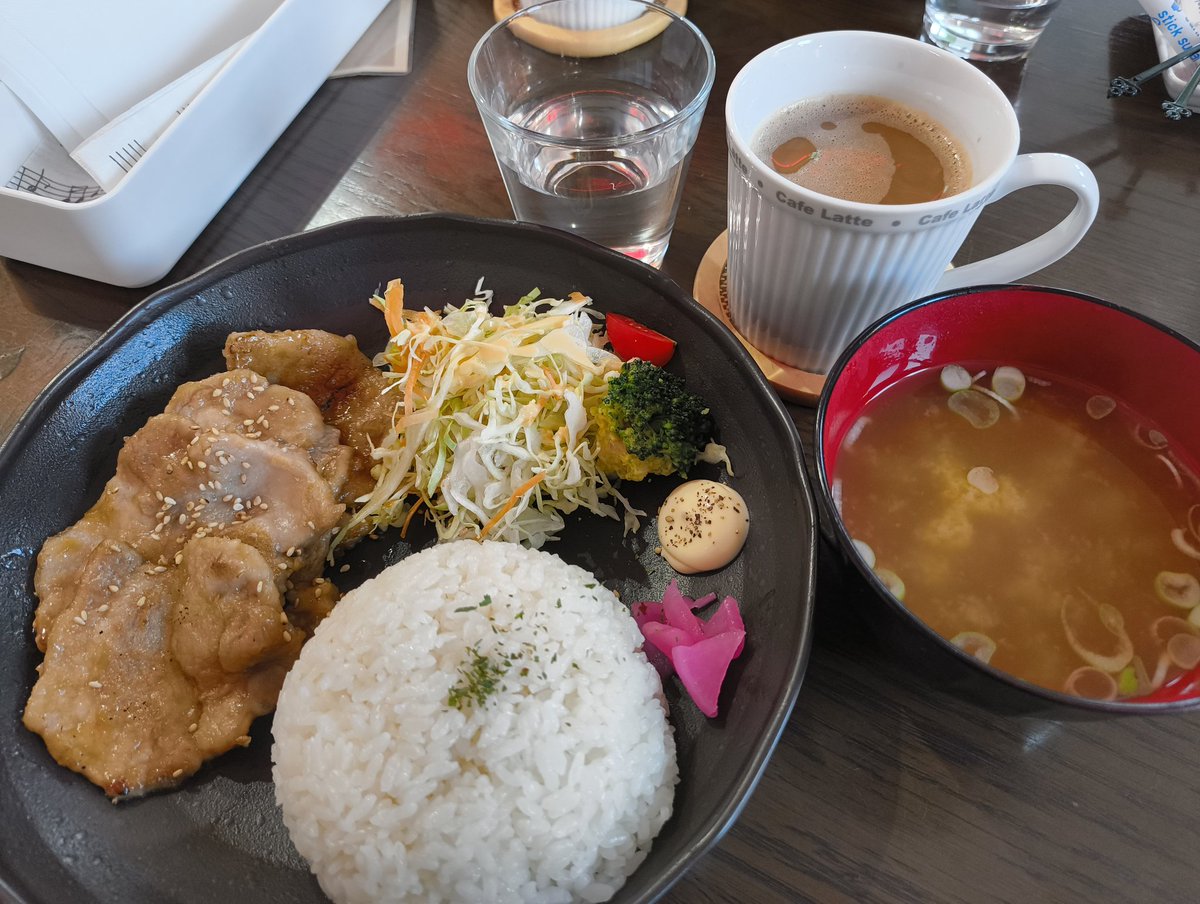 hidebugames's tweet image. ドリンク付いて500円。ケーキは200円。札幌は天国だよ。