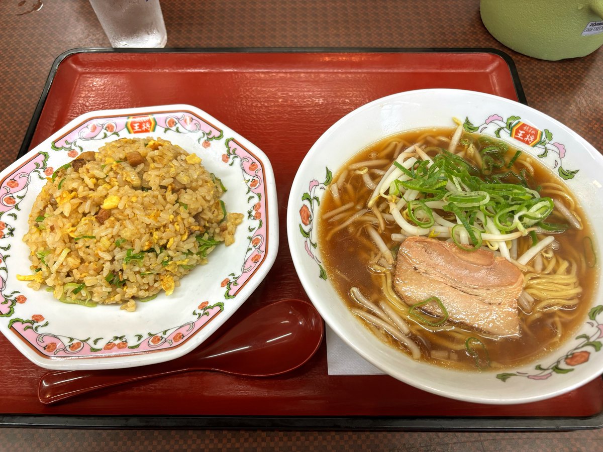 ハードな月末
炒飯セットで乗り切る
#昼ごはん #餃子の王将