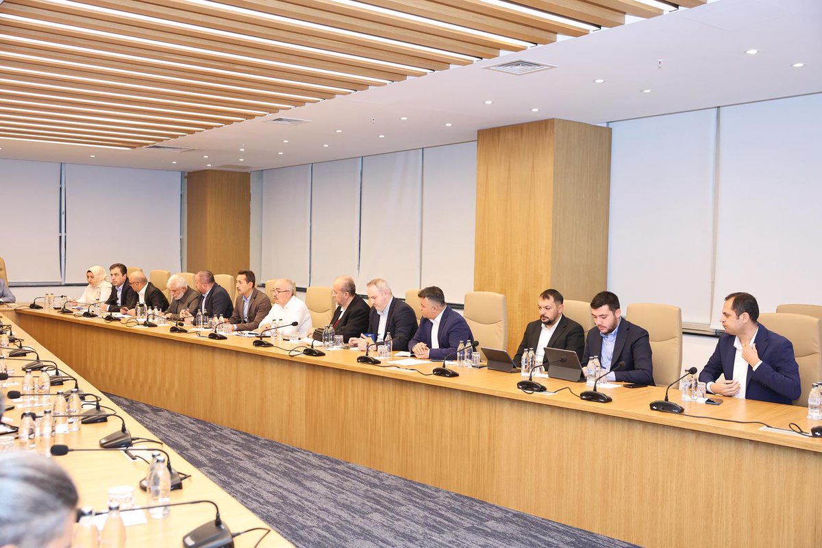 Haftaya koordinasyon toplantımızla başladık. İlçemiz ve kıymetli komşularımız için en iyisini yapmak adına aynı kararlılıkla yolumuza devam ediyoruz.