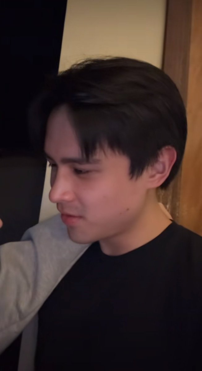 rdaileonxy's tweet photo. GUYS YUNG THOTIANA NILA HINDI SILA NATINGIN SA CAM????? FOCUS LANG SA ISAT ISA???? WHICH IS IBA SA MGA IBANG GUMAWA?????? https://t.co/iiNMKAaP6m