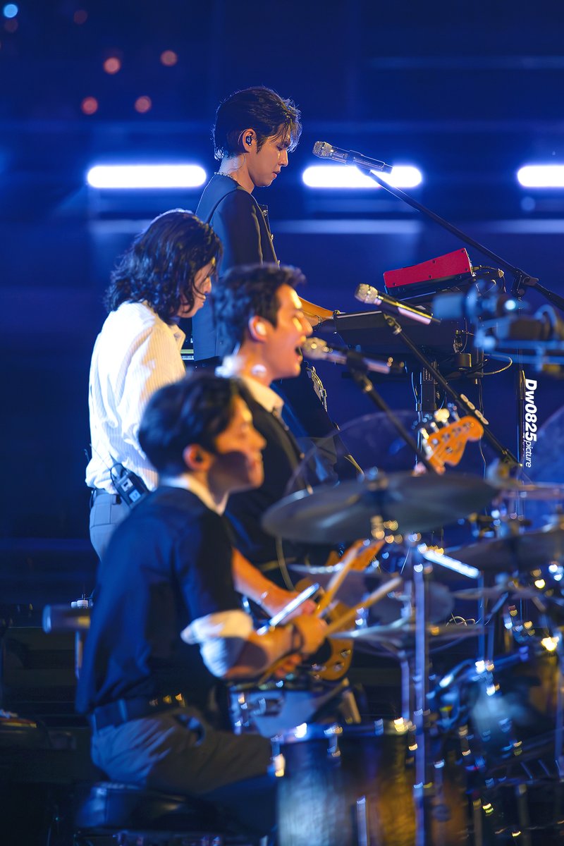 2025.08.30
#DAY6 10th Anniversary Tour
〈The DECADE〉
#데이식스 
#도운 #DOWOON 
#원필 #WONPIL