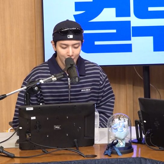 19effect89's tweet photo. 역시 트민남
요즘 유행하는 뉴에라 쓰셨어요 https://t.co/BjhqPSvLhz