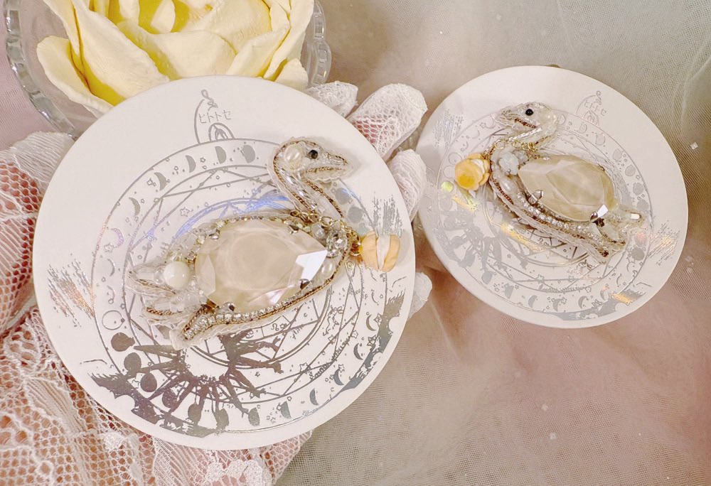 #惑星座17周年の空想レトロ喫茶祭り

ヒトトセさんの特別作

人気のスワンちゃんが、甘く浪漫ある限定カラーで舞いおりました🦢🤍

とっても大粒のクリスタルガラスがカスタードクリームのよう✨ミニチュアシュークリームネックレスは取外しもできます✨

本日15〜19時オープンwakuseiza.com/newartwork/114…