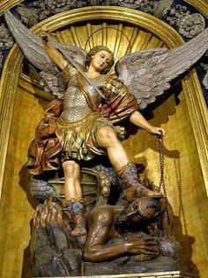 leo_legoff17033's tweet photo. 29 septembre, l'Église célèbre en ce jour les
saints #archanges.
À #Pontmain, une statue de st Michel accueille les pèlerins sitôt franchi le porche.
«Amen, amen, je vs le dis : vous verrez le ciel ouvert et les anges de Dieu monter et descendre au-dessus du Fils de l'Homme» ! https://t.co/6dIuTcK95f